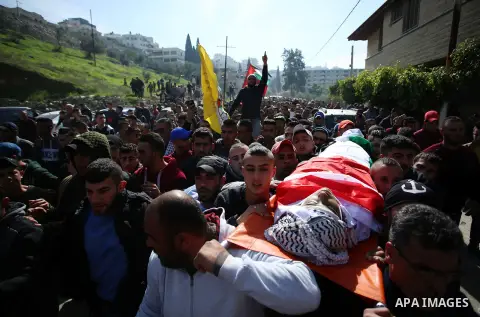 Mourners carry the body of Palestinian Ahmed Abu Obeid, 19, who was shot dead during clashes with Israeli security foces during his funeral, in the West Bank city of Jenin, on February 4, 2018. Photo by Shadi Jarar'ah