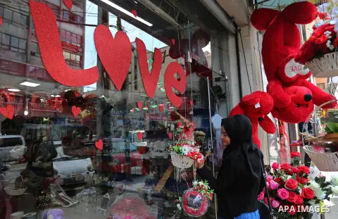 Palestinian vendors display flowers, red teddy bears, red ballons and pillows on Valentine's day in Gaza city on February 14, 2018. Valentine's Day is increasingly popular in the region as people have taken up the custom...