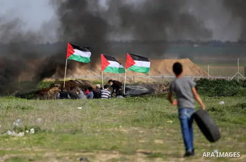 Palestinian protesters clash with Israeli security forces as demonstrations continue over US President Donald Trump's declaration of Jerusalem as Israel's capital near the border with Israel in the southern Gaza Strip Fe...