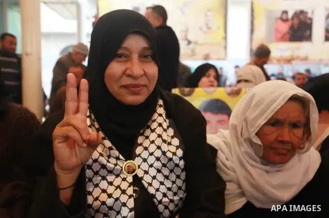 Palestinians take part in a protest to show solidarity with Palestinian prisoners held in Israeli jails, in front of Red cross office in Gaza city on February 26, 2018. Photo by Mahmoud Ajour