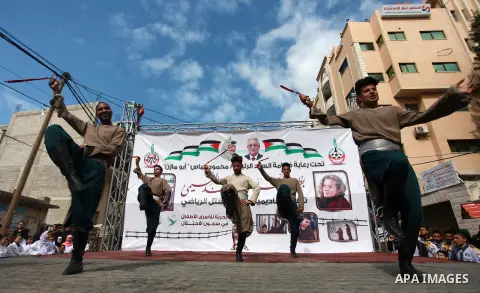 Palestinians take part in a protest to show solidarity with Palestinian prisoners held in Israeli jails, in front of Red cross office in Gaza city on February 26, 2018. Photo by Mahmoud Ajour