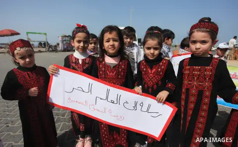 Palestinians take part in a protest to show solidarity with Palestinian prisoners held in Israeli jails, in Gaza sea port on March 4, 2018. Photo by Mahmoud Ajour