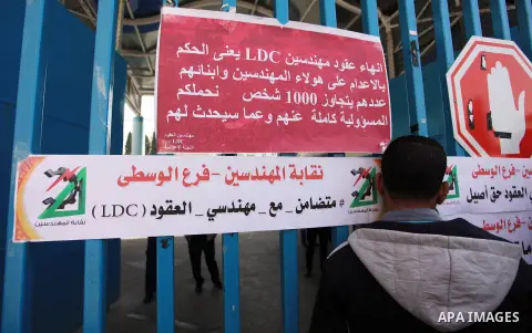 Palestinian engineers hold banners during a protest against the UNRWA decision to reduce of the work contracts in front of the headquarters United Nations Relief and Works Agency (UNRWA) in Gaza city, March 4, 2018. Phot...