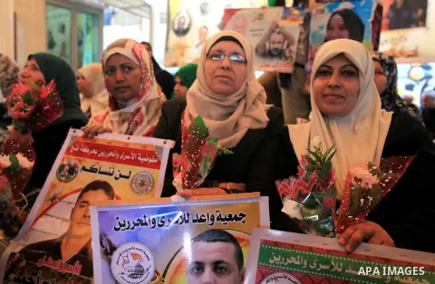 Palestinians take part in a protest to show solidarity with Palestinian prisoners held in Israeli jails, in front of Red cross office in Gaza city on March 5, 2018. Photo by Mahmoud Ajour