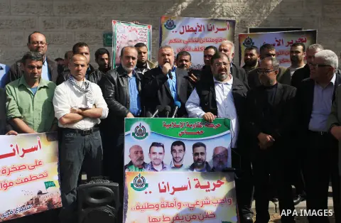 Palestinians take part in a protest to show solidarity with Palestinian prisoners held in Israeli jails, in front of Red cross office in Gaza city on March 5, 2018. Photo by Mahmoud Ajour