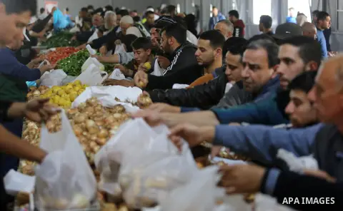 Palestinians shop from a central market financed by Qatar at al-Saraya Square in Gaza City on March 8, 2018. Photo by Ashraf Amra