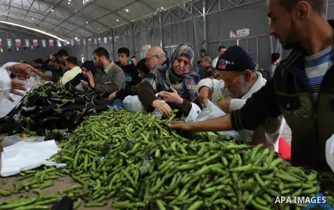 Palestinians shop from a central market financed by Qatar at al-Saraya Square in Gaza City on March 8, 2018. Photo by Ashraf Amra