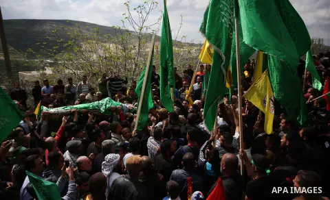 Palestinian mourners carry the body of Omayr Shehada, 19, during his funeral near Nablus in the occupied West Bank March 11, 2018. Photo by Shadi Jarar'ah