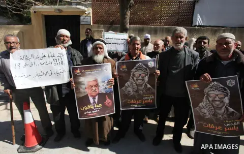 Palestinian permanent contracts employees at Ministries take part during a protest demanding their rights in front of the Palestinian Deputy Prime Minister Ziad Abu Amr office, in Gaza city on March 13, 2018. Photo by Ma...