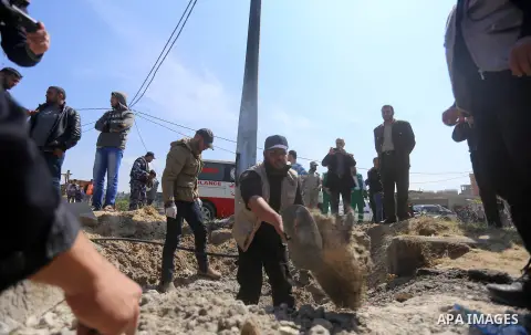 Palestinians inspect the site of an explosion that targeted a convoy that was carrying Palestinian Prime Minister Rami Hamdallah, in the northern Gaza Strip March 13, 2018. Photo by Yasser Qudih