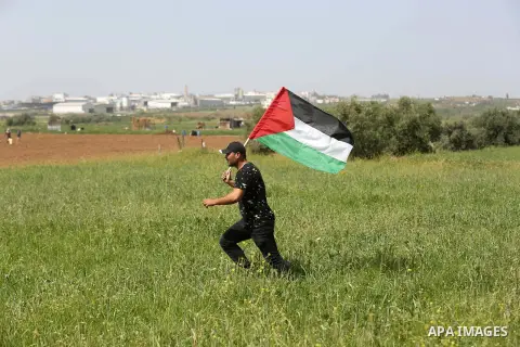 Palestinians plant during a protest ahead of the Land Day, near the border with Israel in the eastern Gaza Strip March 20, 2018. Photo by Ashraf Amra