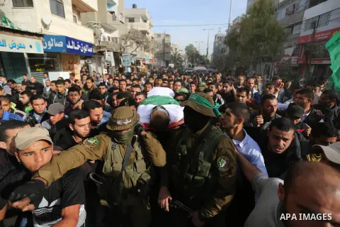Mourners carry the body of a member of Palestinian security forces loyal to Hamas during his funeral in the central Gaza Strip March 22, 2018. Photo by Ashraf Amra