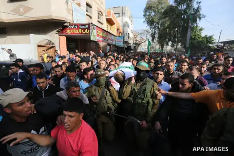 Mourners carry the body of a member of Palestinian security forces loyal to Hamas during his funeral in the central Gaza Strip March 22, 2018. Photo by Ashraf Amra