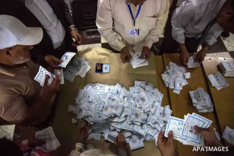 Egyptian electoral workers sort ballots to count votes after polls closed during the presidential election in Cairo, Egypt, March 28, 2018. Photo by Fayed El-Geziry
