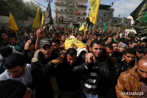 Palestinians carry the body of Hamdan Abu Amsha who was killed a day earlier during clashes with Israeli security forces in a tent city protest along the Israel border with Gaza, demanding the right to return to their ho...