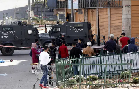 Israeli security forces take position to protect Jewish settlers as they visit the tomb of Othniel Ben Kenaz in the West Bank city of Hebron on April 2, 2018. Photo by Wisam Hashlamoun