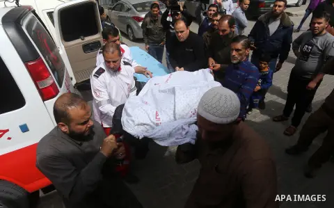 Relatives of Palestinian Mujahid al-Khudari 23, who was killed by Israeli security forces during clashes along Israel border with Gaza, mourn over his body, at el-shifa hospital in Gaza city, on April 5, 2018. Photo by Y...