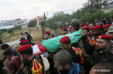 Palestinian forces carry the body of Osama Qudaih, 38, who was killed by Israeli security forces during clashes along Israel border with Gaza, during his funeral, in Khan Younis in the southern Gaza strip on April 6, 201...