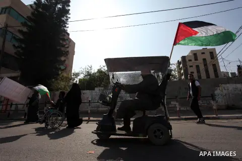 Disabled Palestinians take part in a march to shwo solidarity with Palestinian prisoners held in Israli jails, in Gaza city on April 16, 2018. Photo by Mahmoud Ajour