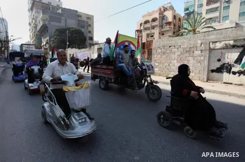 Disabled Palestinians take part in a march to shwo solidarity with Palestinian prisoners held in Israli jails, in Gaza city on April 16, 2018. Photo by Mahmoud Ajour