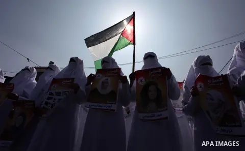 Palestinian girls wearing white shroud as they take part in a demonstration in support of Palestinian prisoners held in Israeli jails, in Gaza City, on April 16, 2018. Photo by Mahmoud Ajour