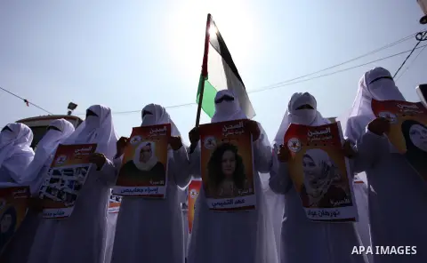 Palestinian girls wearing white shroud as they take part in a demonstration in support of Palestinian prisoners held in Israeli jails, in Gaza City, on April 16, 2018. Photo by Mahmoud Ajour