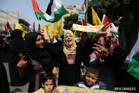 Palestinians take part in a demonstration in support of Palestinian prisoners held in Israeli jails, in Gaza City, on April 17, 2018. Photo by Ashraf Amra