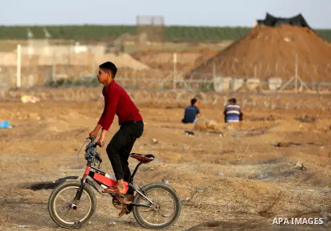 Palestinians gather during clashes with Israeli security forces in a tent city protest along Israel border with Gaza, demanding to return to their homeland, east of Gaza City, April 18, 2018. Photo by Yasser Qudih