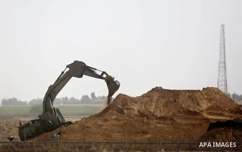 Israeli military machines work on the border between Israel and the Gaza Strip, in Khan Younis in the southern Gaza Strip on April 20, 2018. Photo by Ashraf Amra