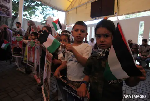 Palestinians take part in a protest to show solidarity with Palestinian prisoners held in Israeli jails, in front of Red cross office in Gaza city on April 23, 2018. Photo by Mahmoud Ajour