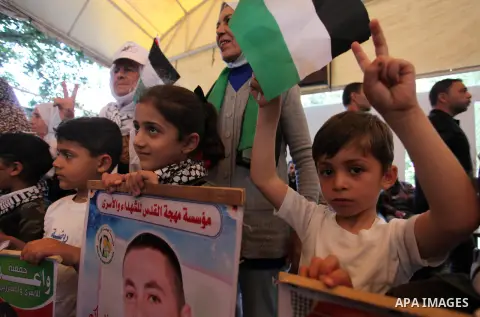 Palestinians take part in a protest to show solidarity with Palestinian prisoners held in Israeli jails, in front of Red cross office in Gaza city on April 23, 2018. Photo by Mahmoud Ajour