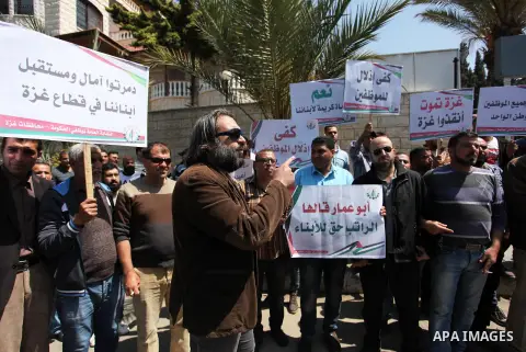 Palestinian Authority employees in the Gaza Strip take part in a protest demanding their salaries in front of the headquarters of the Council of Ministers, in Gaza city on April 24, 2018. Photo by Mahmoud Ajour