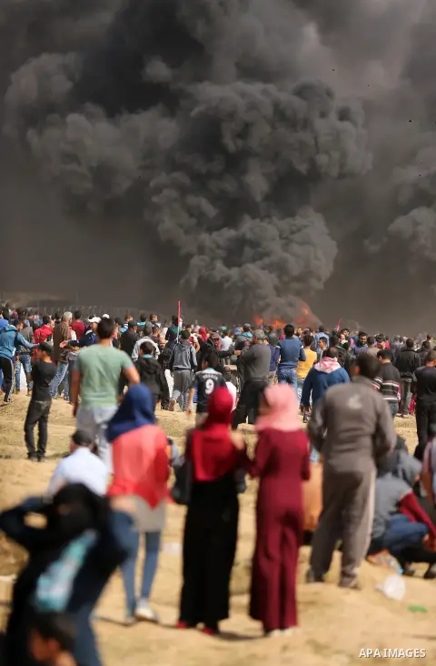 Palestinian protesters clash with Israeli security forces during tents protest demanding the right to return to their homeland, at the Israel-Gaza border, in east of Gaza city on April 27, 2018. Photo by Dawoud Abo Alkas