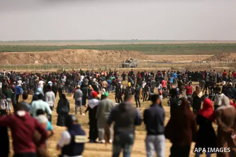 Palestinian protesters clash with Israeli security forces during tents protest demanding the right to return to their homeland, at the Israel-Gaza border, in east of Gaza city on April 27, 2018. Photo by Dawoud Abo Alkas