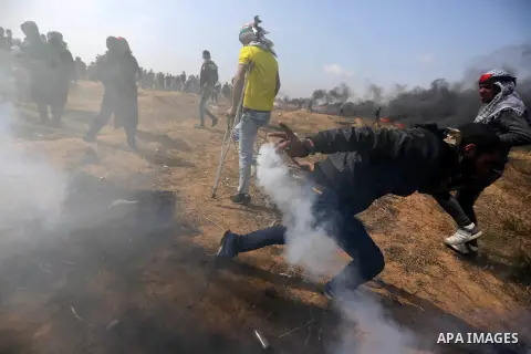Palestinian protesters clash with Israeli security forces during tents protest demanding the right to return to their homeland, at the Israel-Gaza border, in Khan Younis in the southern Gaza Strip on April 27, 2018. Phot...