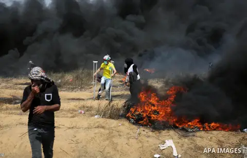 Palestinian protesters clash with Israeli security forces during tents protest demanding the right to return to their homeland, at the Israel-Gaza border, in Khan Younis in the southern Gaza Strip on April 27, 2018. Phot...