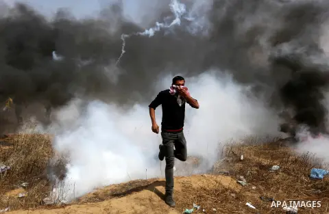 Palestinian protesters clash with Israeli security forces during tents protest demanding the right to return to their homeland, at the Israel-Gaza border, in Khan Younis in the southern Gaza Strip on April 27, 2018. Phot...