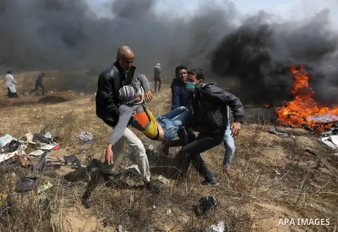 Palestinian protesters clash with Israeli security forces during tents protest demanding the right to return to their homeland, at the Israel-Gaza border, in Khan Younis in the southern Gaza Strip on April 27, 2018. Phot...