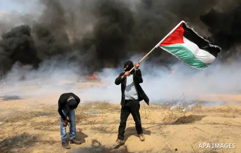 Palestinian protesters clash with Israeli security forces during tents protest demanding the right to return to their homeland, at the Israel-Gaza border, in Khan Younis in the southern Gaza Strip on April 27, 2018. Phot...