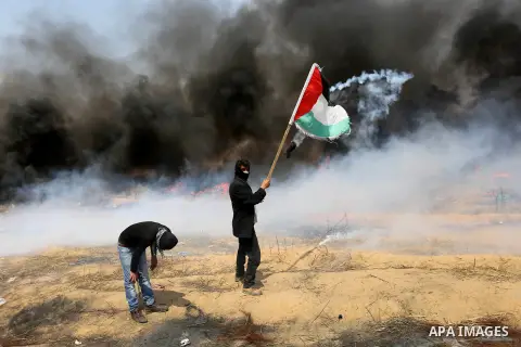Palestinian protesters clash with Israeli security forces during tents protest demanding the right to return to their homeland, at the Israel-Gaza border, in Khan Younis in the southern Gaza Strip on April 27, 2018. Phot...