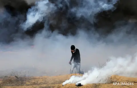 Palestinian protesters clash with Israeli security forces during tents protest demanding the right to return to their homeland, at the Israel-Gaza border, in Khan Younis in the southern Gaza Strip on April 27, 2018. Phot...