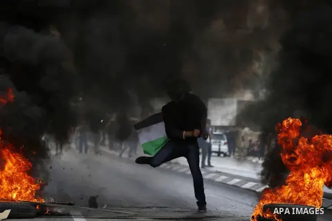 Palestinian protesters clash with Israeli security forces following a protest against U.S. embassy move to Jerusalem and on the occasion of the 70th anniversary of the "Nakba" in Bethlehem in the occupied West Bank May 1...