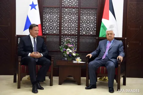 Palestinian President Mahmoud Abbas meets with Panama President, Juan Carlos, in the West Bank city of Ramallah on May 18, 2018. Photo by Thaer Ganaim