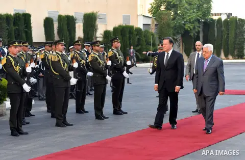 Palestinian President Mahmoud Abbas and Panama President, Juan Carlos, review the honor guard in the West Bank city of Ramallah on May 18, 2018. Photo by Thaer Ganaim