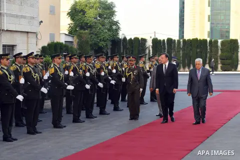 Palestinian President Mahmoud Abbas and Panama President, Juan Carlos, review the honor guard in the West Bank city of Ramallah on May 18, 2018. Photo by Thaer Ganaim