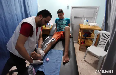 A Palestinian wounded who was injured during clashes with Israeli troops in tents protest where Palestinians demand their rights to return to their homeland at Israel-Gaza border, receives treatment at Doctors Without Bo...