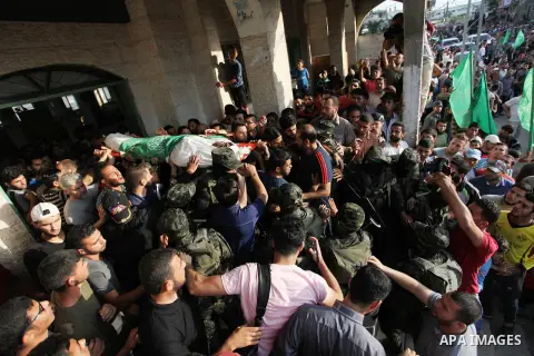 Palestinian mourners carry the body of Mohammed al-Radee, 25, who was killed in Israeli tank fire during his funeral, in Beit Lahia in the northern of Gaza Strip on May 28, 2018. Photo by Mahmoud Ajour