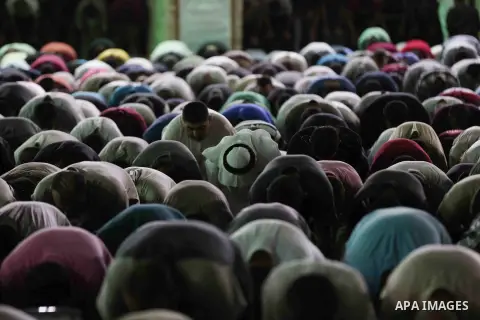 Palestinian Muslim worshippers pray overnight on on June 11, 2018 at the al-Omary mosque in Gaza city on the occasion of Laylat al-Qadr which falls on the 27th day of the fasting month of Ramadan. Laylat al-Qadr, or Nigh...