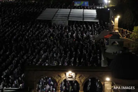 Palestinian Muslim worshipers pray on June 11, 2018 outside the Dome of the Rock in the Al-Aqsa mosques compound in Jerusalem's Old City on the occasion of Laylat al-Qadr, which falls on the 27th day of the fasting month...