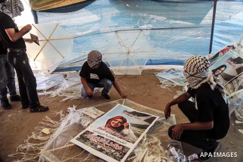 Palestinian protesters prepare balloons and kites loaded with flammable material to be flown towards Israel, at the Israel-Gaza border in al-Bureij in the center of Gaza Strip on June 14, 2018. Photo by Dawoud Abo Alkas